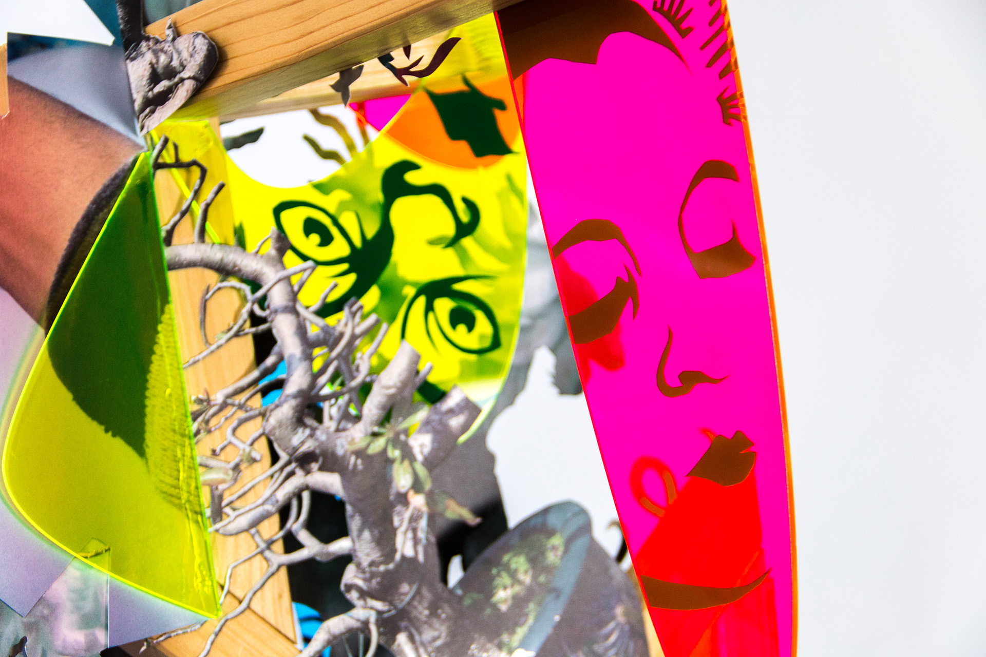 Detailansicht der Plastik "Selbstgespräche mit Frau A" bestehend aus Holz, Papier, Plexiglas und Klebefolien. Geschaffen von der Künstlerin Wiebke Kirchner im Jahr 2019.