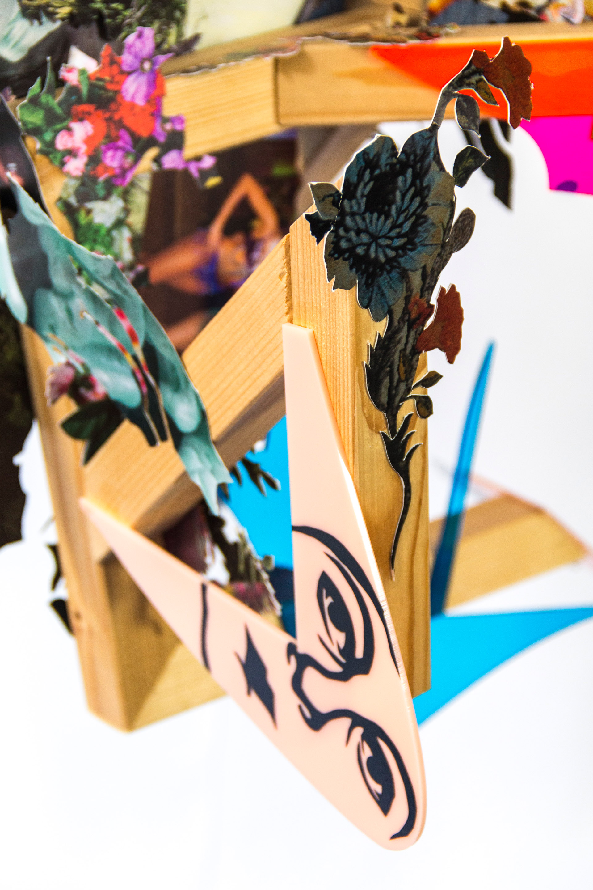 Detailansicht der Plastik "Selbstgespräche mit Frau A" bestehend aus Holz, Papier, Plexiglas und Klebefolien. Geschaffen von der Künstlerin Wiebke Kirchner im Jahr 2019.