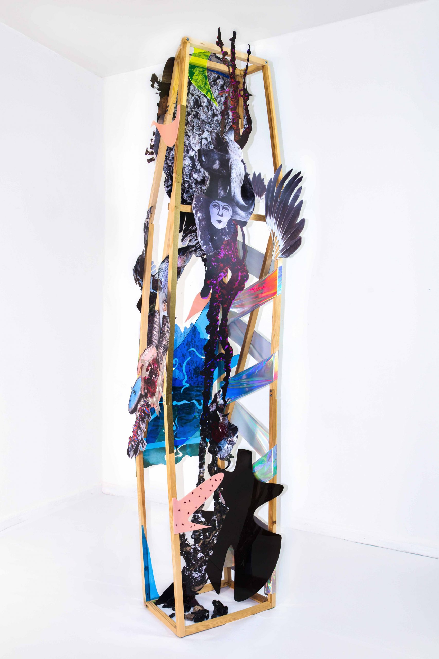 Komplettansicht der Plastik "Selbstgespräche mit Frau A" bestehend aus Holz, Papier, Plexiglas und Klebefolien. Geschaffen von der Künstlerin Wiebke Kirchner im Jahr 2019.