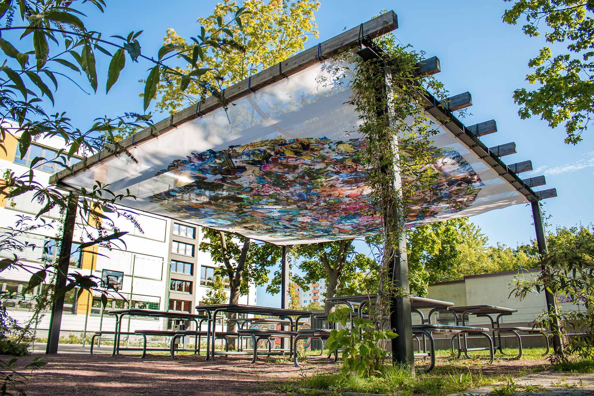 Wiebke Kirchner, Sonnensegel auf dem Schulhof der FÖS Lernzentrum in Halle Neustadt, 2023