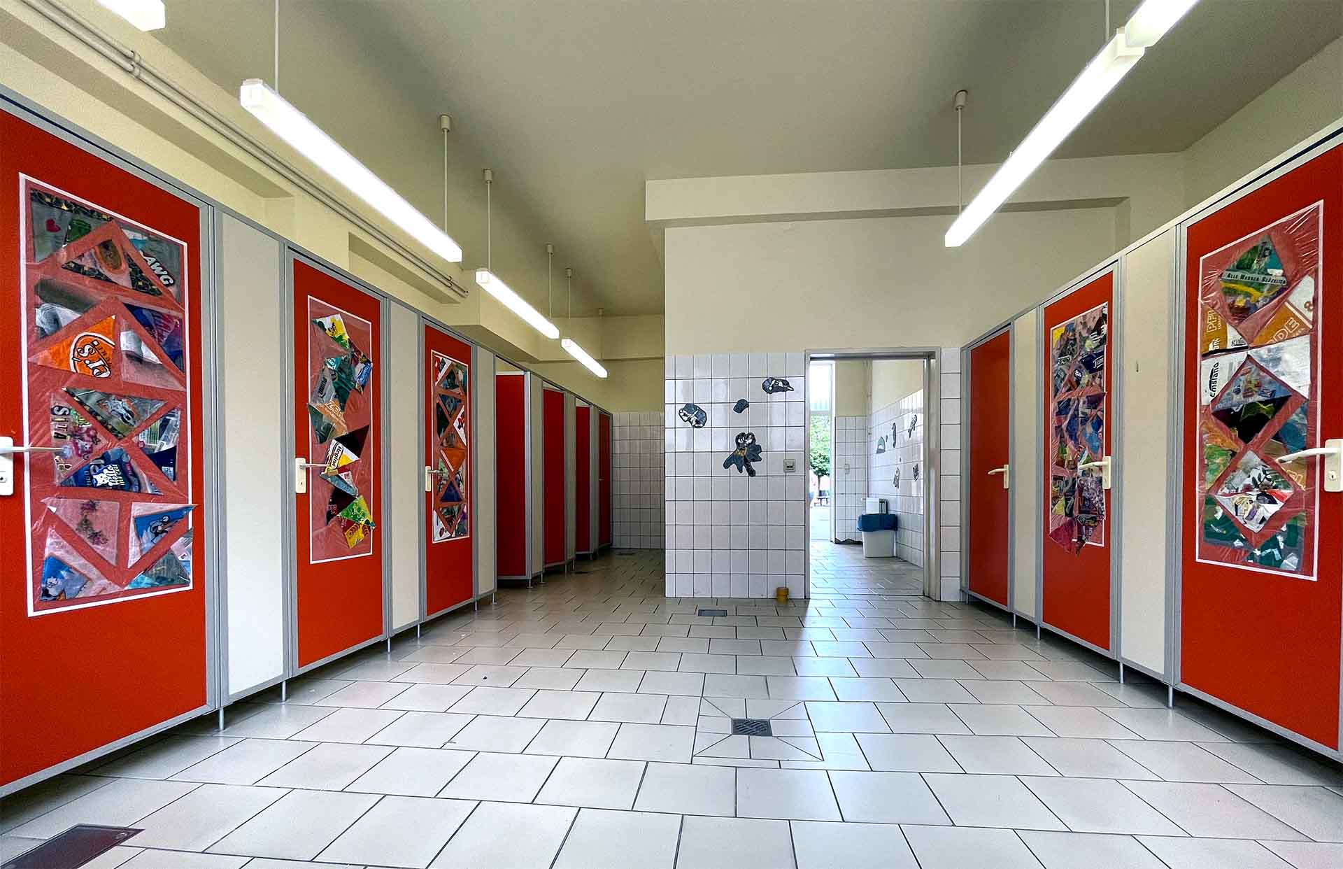 Wiebke Kirchner, from trash to art, Upcyclingprojekt zur Gestaltung der Toilettentüren im Gymnasium Francisceum, Zerbst, 2023